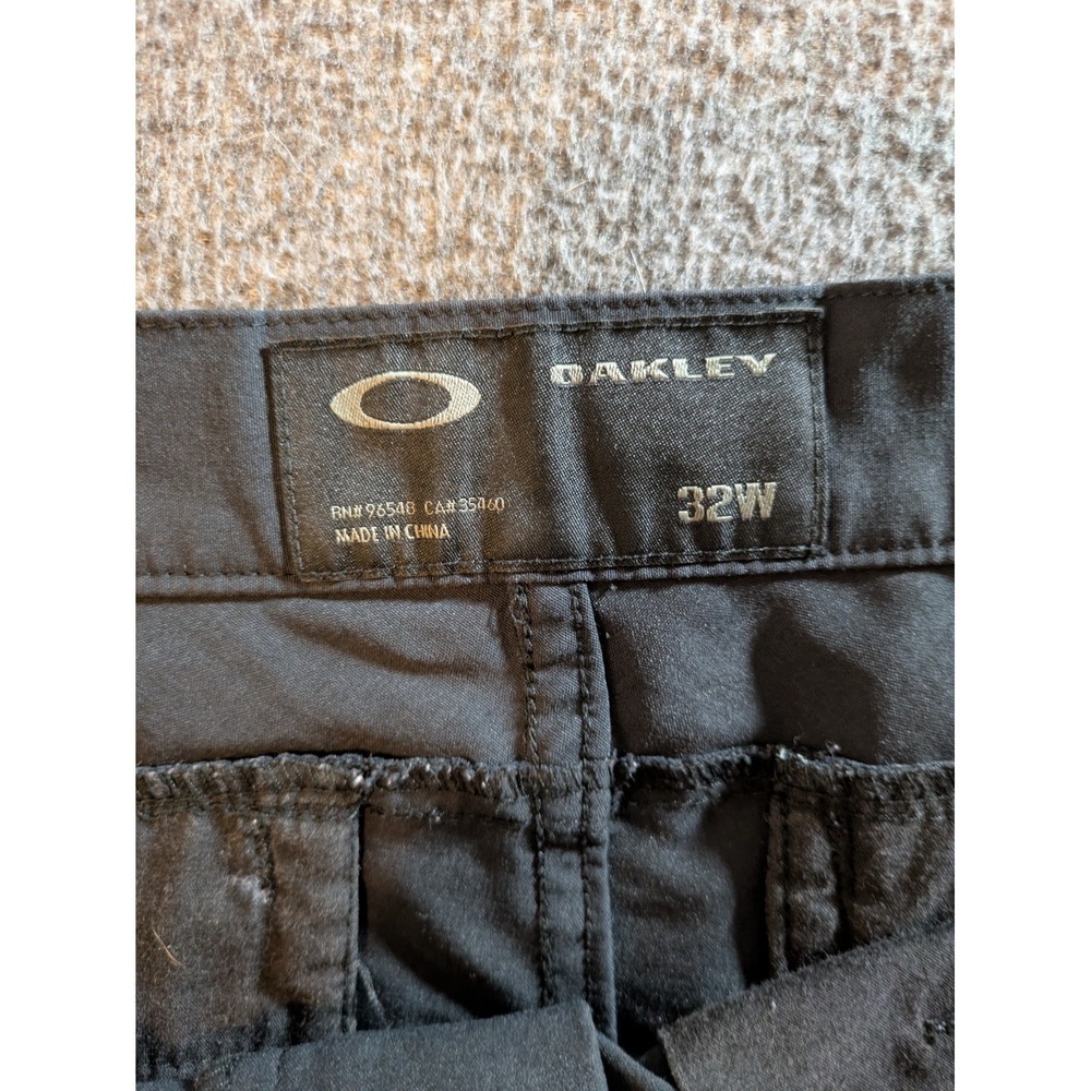 Oakley Shorts Men's Size 32 Black Performance Chino Flat Front Golf Nylon Blend - Picture 6 of 11